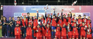 Tuyển bóng đá nữ Việt Nam về nước dưới sự đón chào nồng nhiệt của CĐV