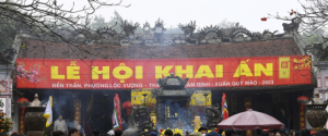 Hàng nghìn du khách kéo về đền Trần Nam Định trước giờ khai ấn
