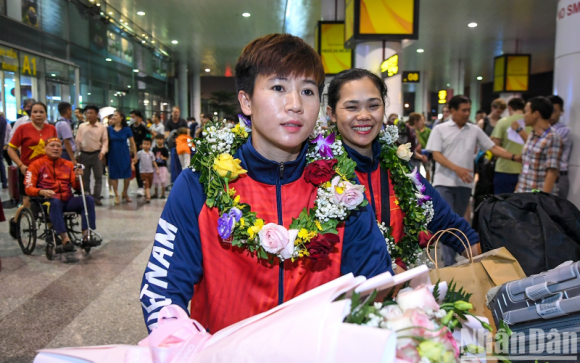 Tuyển bóng đá nữ Việt Nam về nước dưới sự đón chào nồng nhiệt của CĐV Tuyển bóng đá nữ Việt Nam về nước dưới sự đón chào nồng nhiệt của CĐV