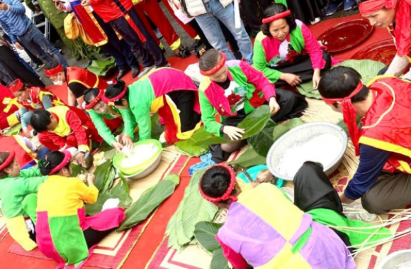 Hội thi gói bánh chưng ở lễ hội mùa xuân Côn Sơn-Kiếp Bạc Hội thi gói bánh chưng ở lễ hội mùa xuân Côn Sơn-Kiếp Bạc
