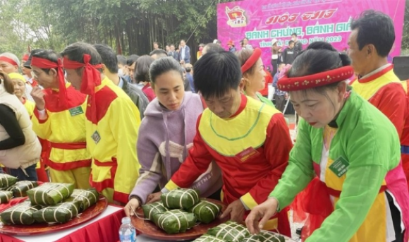 Hội thi gói bánh chưng ở lễ hội mùa xuân Côn Sơn-Kiếp Bạc Hội thi gói bánh chưng ở lễ hội mùa xuân Côn Sơn-Kiếp Bạc