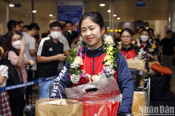 Tuyển bóng đá nữ Việt Nam về nước dưới sự đón chào nồng nhiệt của CĐV Tuyển bóng đá nữ Việt Nam về nước dưới sự đón chào nồng nhiệt của CĐV