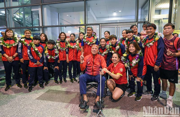 Tuyển bóng đá nữ Việt Nam về nước dưới sự đón chào nồng nhiệt của CĐV Tuyển bóng đá nữ Việt Nam về nước dưới sự đón chào nồng nhiệt của CĐV