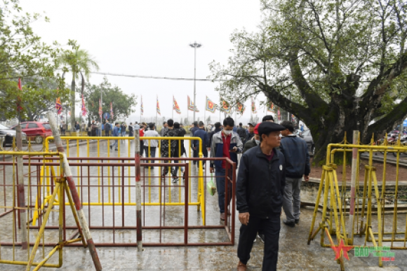 Hàng nghìn du khách kéo về đền Trần Nam Định trước giờ khai ấn