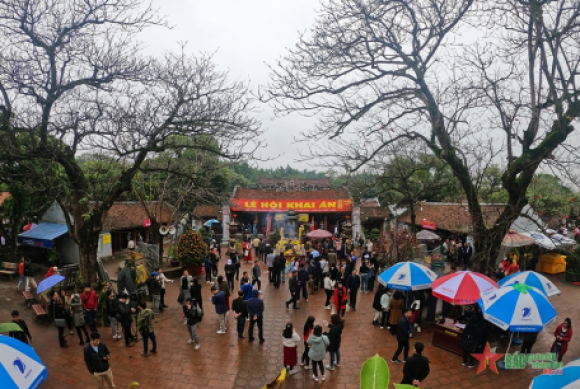 Hàng nghìn du khách kéo về đền Trần Nam Định trước giờ khai ấn