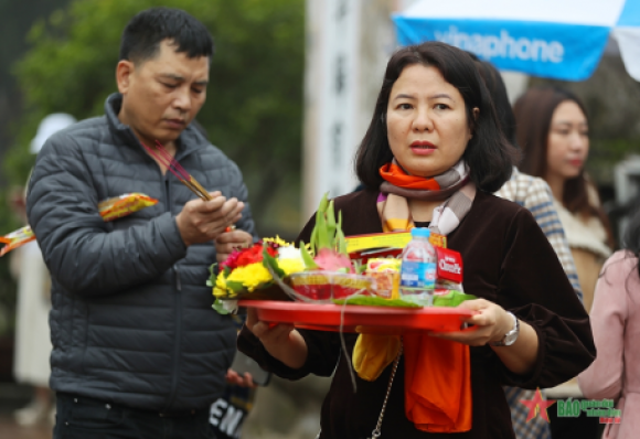 Hàng nghìn du khách kéo về đền Trần Nam Định trước giờ khai ấn Hàng nghìn du khách kéo về đền Trần Nam Định trước giờ khai ấn